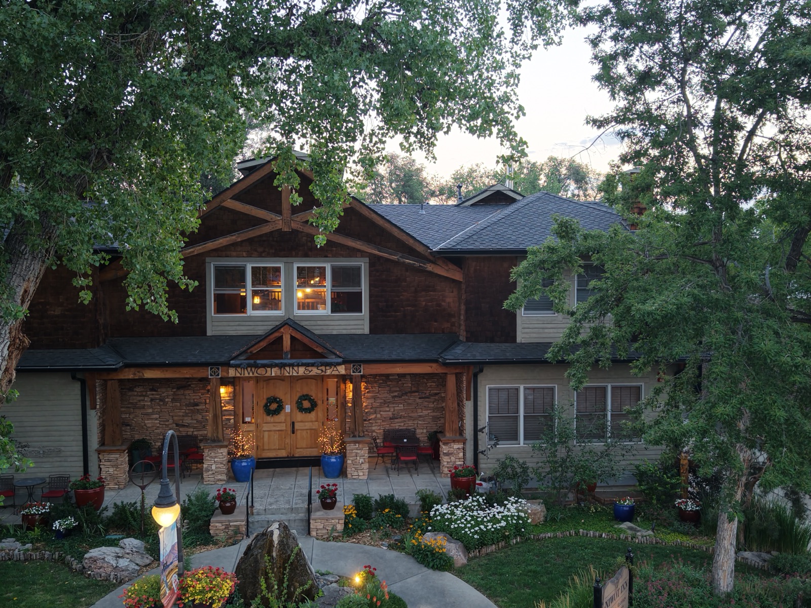 Aerial photograph of the Niwot Inn & Spa entrance at dusk